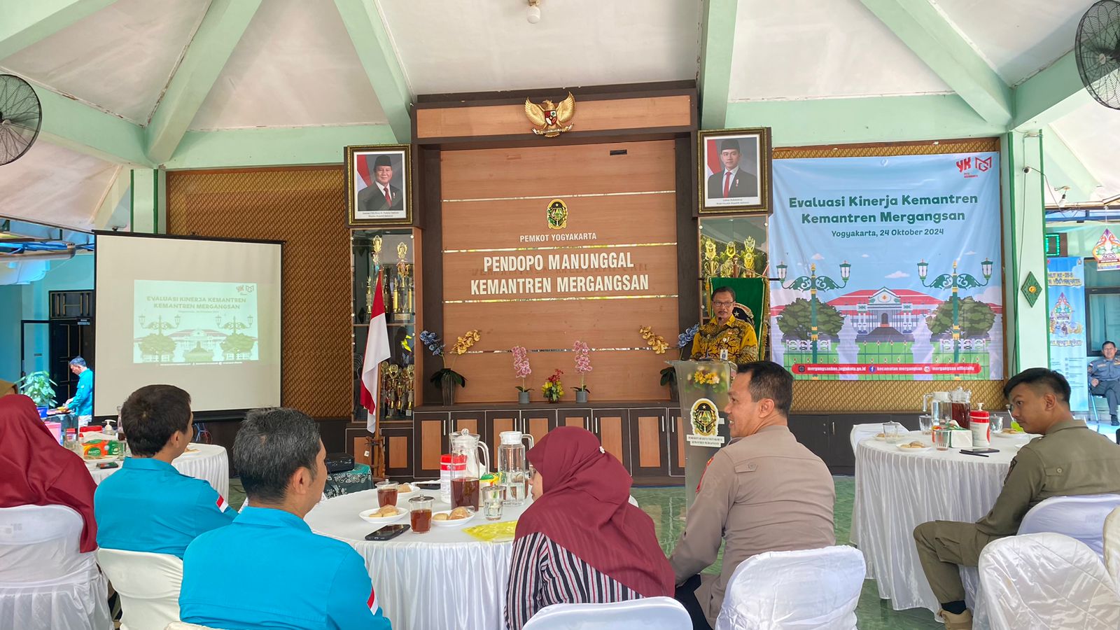 Tim Verifikasi Lapangan Evaluasi Kinerja Kemantren (EKK) melakukan penilaian Kinerja Kemantren Mergangsan