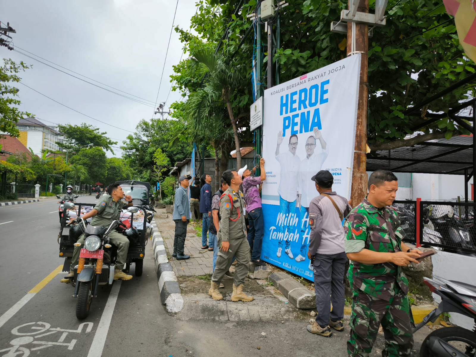 Masa Tenang Pilkada 2024, Tim BKO Kemantren Mergangsan lakukan Pencopotan APK